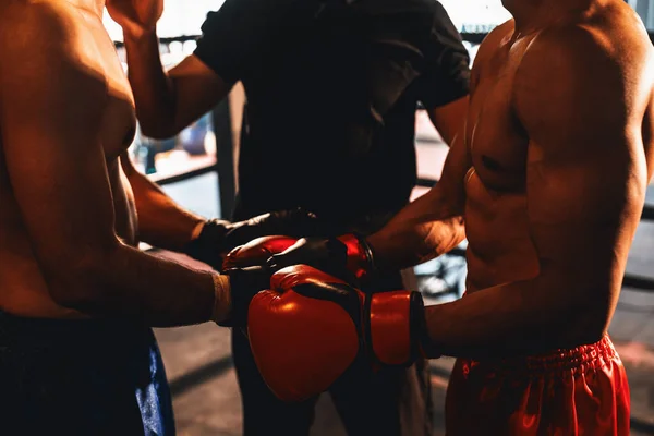 審判はルールを説明し ボクシングの試合のための信号を与える前に準備をします 戦う準備ができてリング上の強力な筋肉体を持つ2ムエタイのボクサー インペトゥス — ストック写真