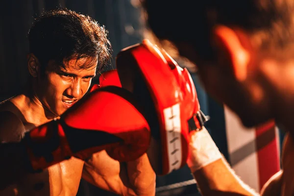 Boxeador Asiático Caucásico Muay Thai Desata Ponche Feroz Sesión Entrenamiento — Foto de Stock
