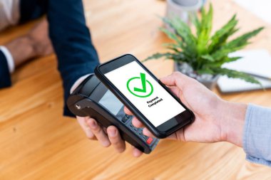 Mobil bankacılık uygulamasında QR kod teknolojisi kullanarak hızlı ve güvenli işlemler yaparak, akıllı telefon uygulaması ile modern alışveriş tarzı için barkod taraması yoluyla kusursuz nakit ödemeleri olanaklı kılıyor. Varlık