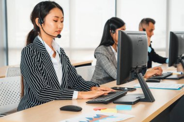 Ofiste çalışan kulaklık takan işadamları uzak müşteri ya da meslektaşlarını desteklemek için çalışıyorlar. Çağrı merkezi, tele pazarlama, müşteri destek acentesi telefon görüşmesinde hizmet sağlıyor. Jivy