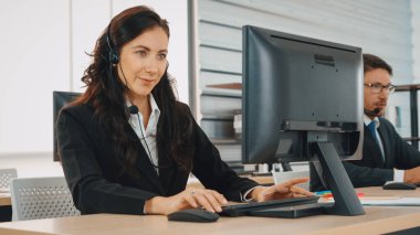 Ofiste çalışan kulaklık takan işadamları uzak müşteri ya da meslektaşlarını desteklemek için çalışıyorlar. Çağrı merkezi, tele pazarlama, müşteri destek acentesi telefon görüşmesinde hizmet sağlıyor. Jivy