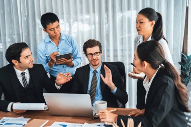 Modern ofis ortamında çalışan çeşitli etnik gruplardan çeşitli iş adamları. Üretken ve çok ırklı ofis çalışanları stratejik ticari pazarlama konusunda tartışmaya giriştiler. Çok titiz.