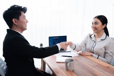 Mutlu iş adamları başarılı bir toplantıdan ya da özgeçmişle iş görüşmesinden sonra el sıkışırlar. İnsan Kaynakları müdürü, yeni çalışanı tebrik etmek için iş başvurusunda bulunan kişiye elini uzattı. Sevinçli.