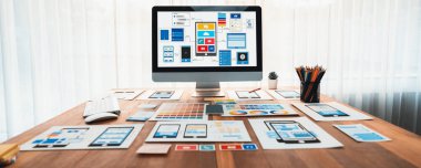 Dizüstü bilgisayar ekranında web ya da mobil uygulama UI UX için dijital ve kağıt kablo tasarımları. Beyin fırtınası ve tasarım uygulama çerçevesi için geliştirici çalışma alanının panoramik görüntüsü. İnceleyin