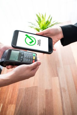 Akıllı telefon uygulamasında barkod taraması yapan kusursuz nakit ödemeler. QR kod teknolojisi, mobil bankacılık uygulaması ile modern alışveriş tarzı için hızlı ve güvenli işlemler. Sevinçli.