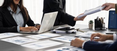 FBI Fintech 'te çalışan analist ekibi ofis işyerindeki mali konsolu inceliyor. İş adamları iş görüşü için raporları gözden geçiriyorlar. Panorama çekimi. Dahi.