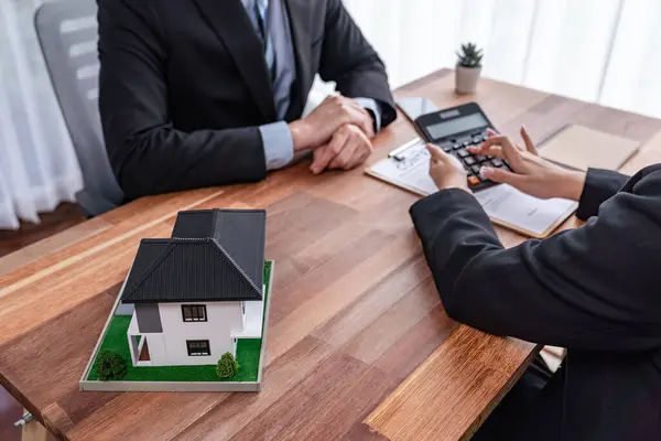 Immobilienmakler Überprüfen Steuer Und Zinsberechnungen Versicherungsverträge Mit Dem Kunden Für — Stockfoto
