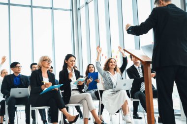 Bir grup iş adamı seminer konferansında toplanıyor. Seyirciler, çalışanların eğitim seanslarındaki eğitmenleri dinliyor. Uzman konuşmacı ile ofis çalışanları toplantısı. Jivy