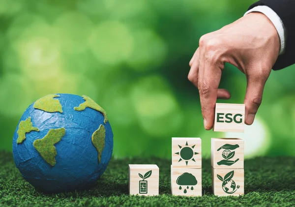 Empresário Segurando Planeta Terra Papel Com Esg Símbolo Cubo Madeira — Fotografia de Stock
