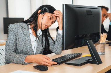Kulaklık takan iş adamları ofiste çalışırken mutsuz hissediyorlar. Negatif üzüntü duygusu konsepti çağrı merkezi, tele pazarlama ve finansal ekonomideki müşteri destek krizi çöküşü. Jivy