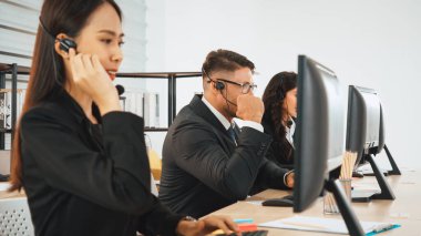 Ofiste çalışan kulaklık takan işadamları uzak müşteri ya da meslektaşlarını desteklemek için çalışıyorlar. Çağrı merkezi, tele pazarlama, müşteri destek acentesi telefon görüşmesinde hizmet sağlıyor. Jivy