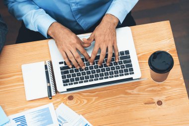 Çok ırklı analist ekibi toplantı masasındaki finansal verileri analiz etmek için BI Fintech yazılımı kullanıyor. Finansal konsol veri ekranında pazarlama göstergesi için analiz edilmiş grafikle birlikte. Uyum