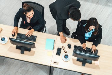 Ofiste bilgisayar başında çalışan, kulaklık takan iş adamları. Jivy