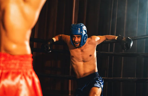 Boxer Bojovník Boxerskou Helmou Divokém Intenzivním Boji Zatímco Soupeř Bojuje — Stock fotografie