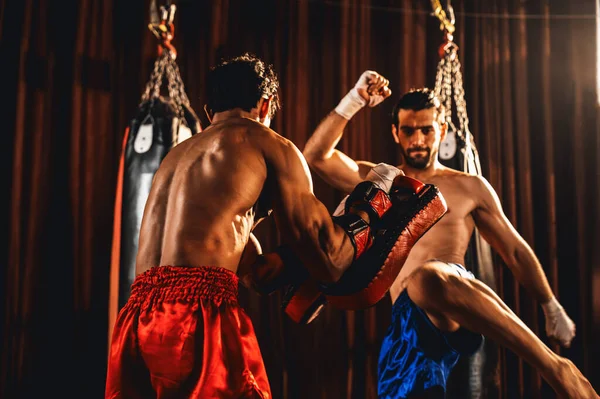 Aziatische Kaukasische Muay Thai Bokser Ontketenen Kick Aanval Felle Bokssport — Stockfoto