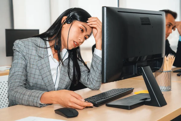 Podnikatelé Sluchátkách Cítí Nešťastně Když Pracují Úřadu Neúspěch Negativní Emoce — Stock fotografie
