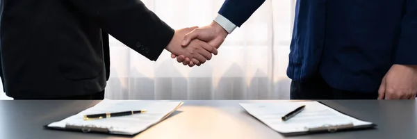 2人のビジネスマンのパノラマビューは 会議テーブルの上にぼやけた契約用紙で握手し ビジネス握手との交渉とパートナーシップ契約を成功させることを意味します Prodigy — ストック写真