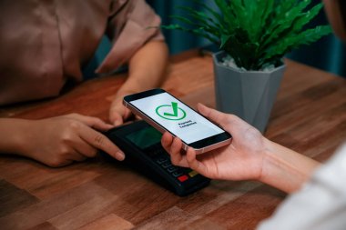 QR kodu parasız ödeme taraması için ekranda gösterilir. Kapalı eller, mobil uygulamadan elektronik işlem yoluyla para aktarmak için akıllı telefonu tutuyor. Hızlı ödeme için barkod teknolojisi. Coşkulu.