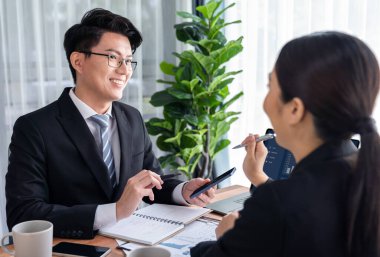 Ofisteki analist ekibi veri analizi ve pazarlama stratejisini güçlü takım çalışmasıyla yapılan toplantıda iş performansını artırmak için BI gösterge paneli ve istatistikleri kullanarak tartışıyor. Sevinçli.
