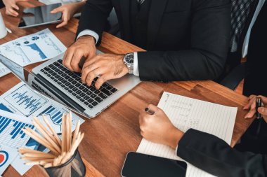 Ofis masasındaki finansal veri raporlarını analiz eden çeşitli bir grup iş analisti. Stratejik pazarlama planlaması için iş zekası analizi çizelgesi ve grafiği.