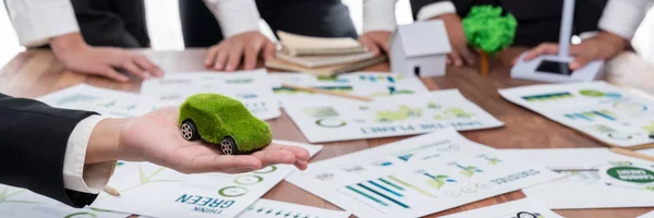 Επιχειρηματίας Κρατώντας Πράσινο Μοντέλο Αυτοκινήτου Χλευάζει Συνάντηση Της Εταιρείας Ηλεκτρικών — Φωτογραφία Αρχείου