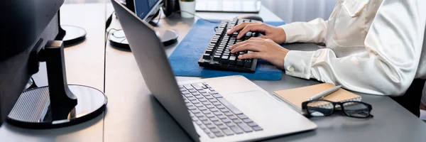 Pracownik Biurowy Siedzący Biurku Skupiony Zaangażowany Korzystający Komputera Wpisujący Klawiaturze — Zdjęcie stockowe