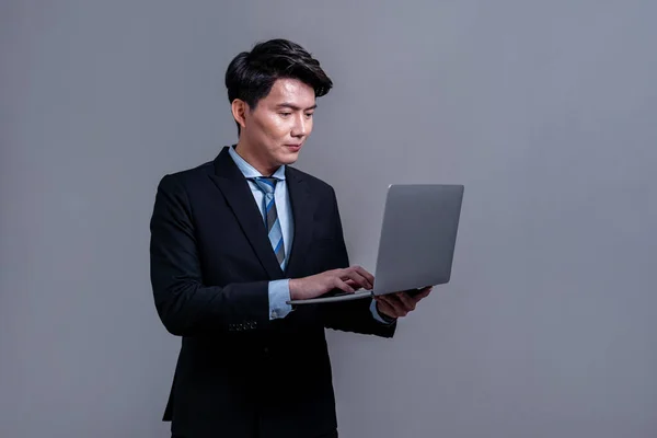 Fiducioso Giovane Uomo Affari Asiatico Posa Con Computer Portatile Sfondo — Foto Stock