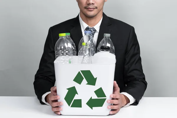 Бізнесмен Тримає Ковпачок Наповнений Пластиковою Пляшкою Ізольованому Фоні Корпоративна Відповідальність — стокове фото
