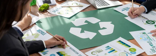 Grupa Przedsiębiorców Planujących Dyskutujących Temat Recyklingu Zmniejsza Liczbę Symboli Polityki — Zdjęcie stockowe