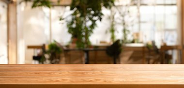 Ürün görüntülemek için masada boş kopya alanı ile modern restoran odası veya kahve dükkanı bulanık arka plan ahşap masa. İç restoran sayaç tasarım konsepti.