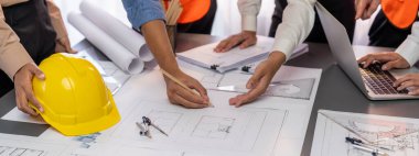 Mimari inşaat projesi için ofis masasının üzerinde proje tasarımı üzerinde birlikte çalışan mühendis ortağı. Mimarlık, iç mimari taslak planlama. İçgörü