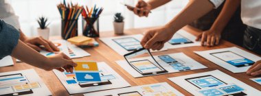 Kağıt kablo arayüzü üzerinde mobil uygulama için UI ve UX tasarımları yapan ön-uç geliştirici ekibin panorama görüntüsü. Kullanıcı dostu UI tasarımı için kullanıcı arayüzü geliştirme ekibi planlama. İnceleyin
