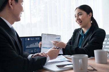 Ofisteki analist ekibi veri analizi ve pazarlama stratejisini güçlü takım çalışmasıyla yapılan toplantıda iş performansını artırmak için BI gösterge paneli ve istatistikleri kullanarak tartışıyor. Sevinçli.