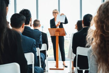 Bir grup iş adamı seminer konferansında toplanıyor. Seyirciler, çalışanların eğitim seanslarındaki eğitmenleri dinliyor. Uzman konuşmacı ile ofis çalışanları toplantısı. Jivy