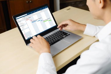 Ekip projesinin zaman çizelgesini gösteren bilgisayar ekranında, modern iş projesi yönetimi için proje planlama yazılımı