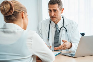 Profesyonel üniformalı doktor hastanedeki ya da klinikteki hastayı muayene ediyor. Sağlık, tıbbi ve doktor servis konsepti. Jivy