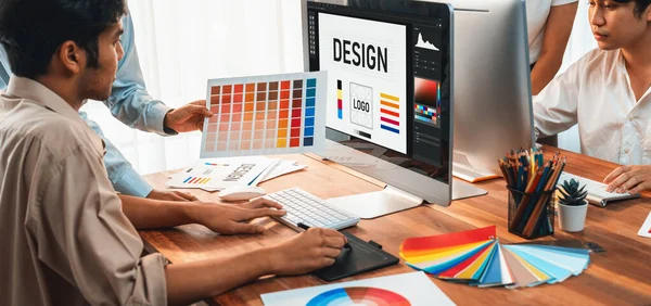 Trabajo Diseñador Gráfico Ordenador Portátil Con Lápiz Dibujo Gráfico Mientras — Foto de Stock