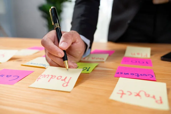 Empresário Brainstorming Escrever Ideia Criativa Notas Post Coloridas Planejamento Estratégia — Fotografia de Stock