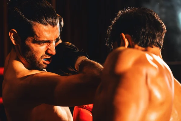 Asiatische Und Kaukasische Muay Thai Boxer Entfesseln Ellbogenattacke Erbittertem Boxkampf — Stockfoto