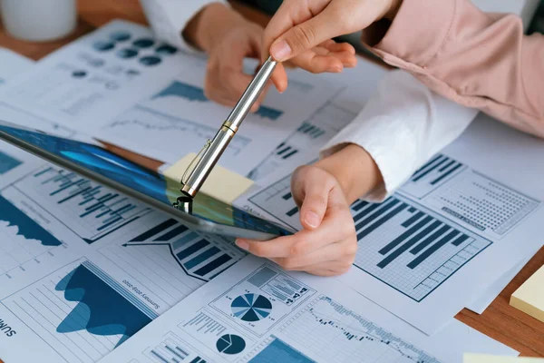 Analytikerarbetskamrat Diskutera Finansiella Data Digital Instrumentpanel Analysera Diagram Diagrammet Visas — Stockfoto