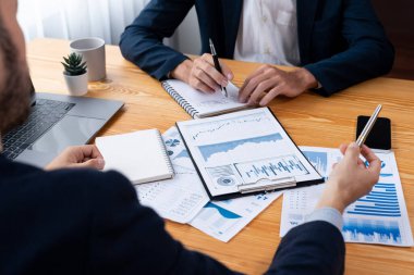 Ofisteki analist ekibi, iş performansını artırmak için grafik ve grafikli BI gösterge panelini kullanarak çalışma alanındaki pazarlama stratejisi için finansal veri analizi yapmakla meşgul. Varlık