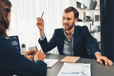 Ofisteki analist ekibi, iş performansını artırmak için bilgisayarında grafik ve çizelge olan BI gösterge panelini kullanarak çalışma alanındaki pazarlama stratejisi için finansal veri analizi yapmakla meşgul. Varlık