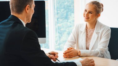 Şirket ofisindeki yönetici ve mülakatçıyla iş görüşmesinde iş arayan biri. Genç mülakatçı profesyonel kariyer fırsatı arıyor. İnsan kaynakları ve adam toplama konsepti. Jivy