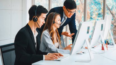 Ofiste çalışan kulaklık takan işadamları uzak müşteri ya da meslektaşlarını desteklemek için çalışıyorlar. Çağrı merkezi, tele pazarlama, müşteri destek acentesi telefon görüşmesinde hizmet sağlıyor. Jivy