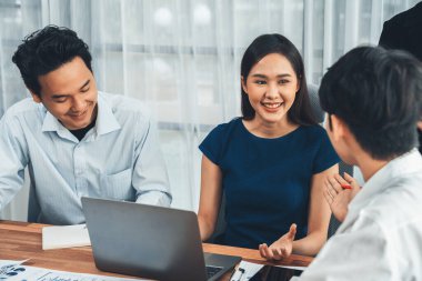 Profesyonel Asyalı çalışanlar, şirket ofisinde takım olarak çalışarak iş planları ve bilgisayarla başarılı olmak için verileri tartışırlar. Modern ofis çalışanı takım çalışması konsepti. Uyum