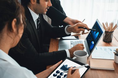 Fintech BI 'ın finansal veri analizi ya da iş zekası göstergesi bilgisayar ve tabletten pazarlamayı planlayan iş adamlarının finansal veri analizine kadar. Habiliment