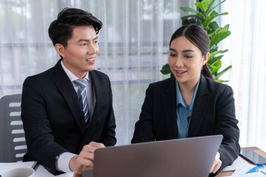 Ofisteki analist ekibi veri analizi ve pazarlama stratejisini güçlü takım çalışmasıyla yapılan toplantıda iş performansını artırmak için BI gösterge paneli ve istatistikleri kullanarak tartışıyor. Sevinçli.