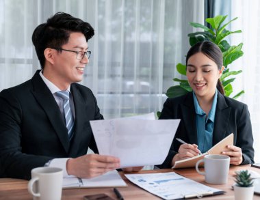 Ofisteki analist ekibi veri analizi ve pazarlama stratejisini BI gösterge tablosu ve istatistikleri kullanarak başarılı takım çalışması ile kurumsal toplantıda iş performansını geliştirmek için tartışıyor. Sevinçli.