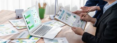 ESG 'nin çevresel sosyal yönetimi, çevre dostu şirket toplantılarında, temiz ve sürdürülebilir gelecekteki ekoloji için çevre korumasını uygulayan iş adamlarıyla dizüstü bilgisayarda sergileniyor. Önde.