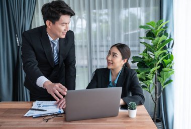 Ofisteki analist ekibi veri analizi ve pazarlama stratejisini güçlü takım çalışmasıyla yapılan toplantıda iş performansını artırmak için BI gösterge paneli ve istatistikleri kullanarak tartışıyor. Sevinçli.